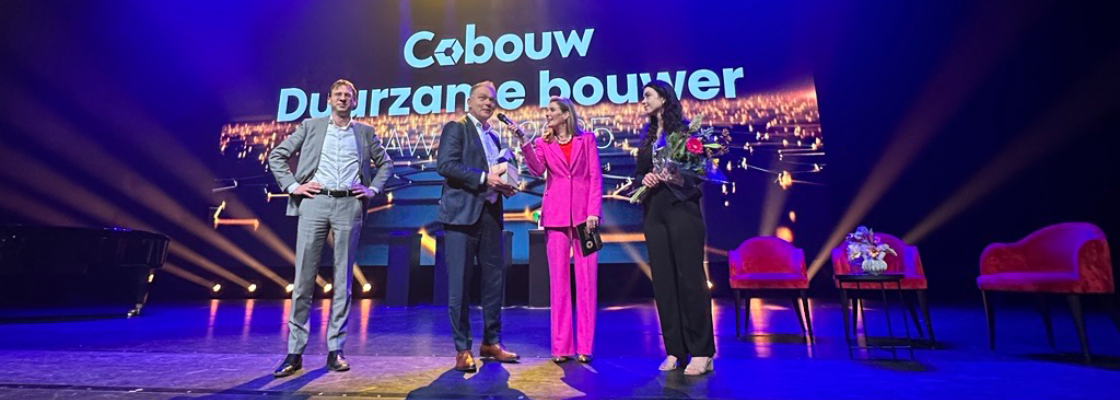 Walter Deelen and Cora de Groot receive Cobouw Award for Most Sustainable Builder 